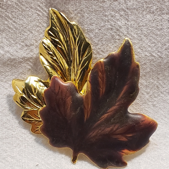 Gorgeous Vintage Goldtone 2 leaf brooch with a copper tone look to the one leaf - Picture 1 of 6